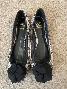 Saks Fifth Avenue Black & White Floral-Print Ballet Flats with Toe Flower